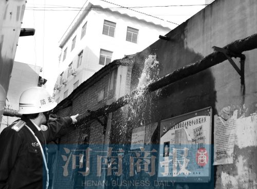 暖氣管道爆裂后，水如泉涌